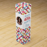 Fotografía de patrón circular nombre de la caja de<br><div class="desc">Caja de vinos de estilo circular multicolor y moderno. Personalice con el nombre de sus destinatarios,  dos fotos y el año de cumpleaños. Actualmente se lee feliz año 40 de cumpleaños Sammy Vintage. Diseñado por Sarah Trett.</div>