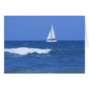 Fotografía de un barco de vela blanco