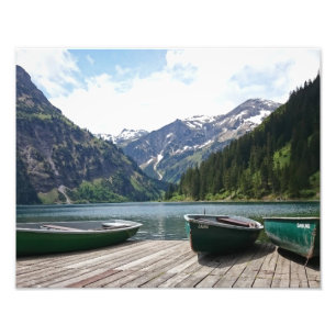 Fotografía de un lago alpino tranquilo y barcos