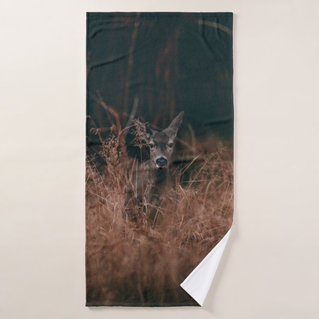 FOTOGRAFÍA DE WILDLIFE DE CERVEZA GRIS RODEADA POR (Toalla de baño)