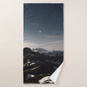 FOTOGRAFÍA DEL PAISAJE DE MONTAÑA NEGRA Y BLANCA