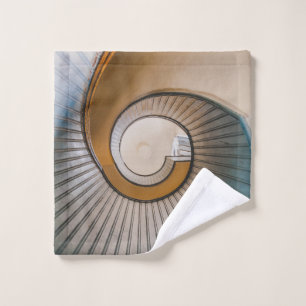 Fotografía en ángulo bajo de la escalera de espira