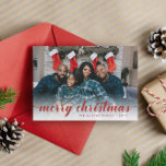 Fotografía familiar Calligrafía roja Feliz Navidad<br><div class="desc">Los Navidades tradicionales con su foto cubriendo toda la tarjeta. En la parte inferior de la tarjeta,  un gradiente blanco y navidades alegres escritas en un guión de caligrafía roja. Añade tu apellido y el año. En la parte trasera hay una estampación rústica a gran escala de yeso</div>