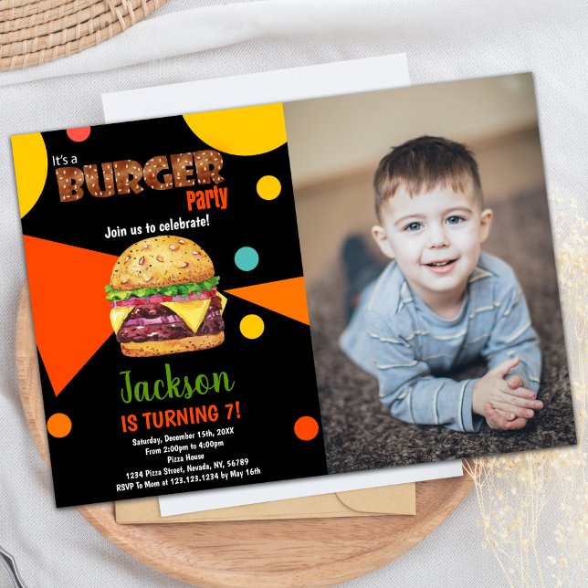 Fotografía Invitaciones a cumpleaños de Black Gree (Photo Black Green Burger Birthday Invitations)