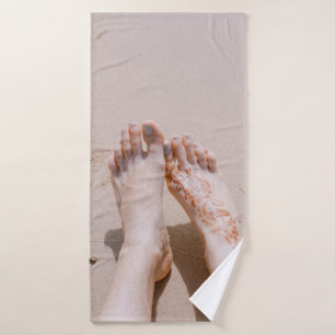 Fotografía selectiva de los pies con tatuaje