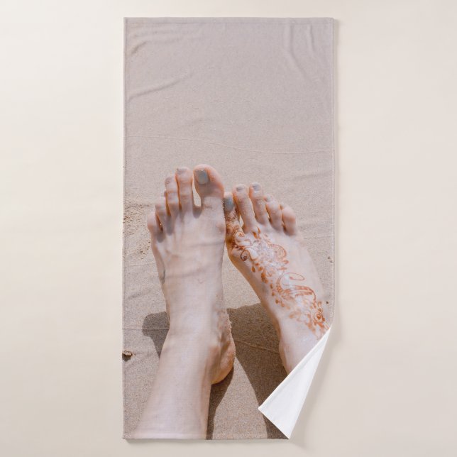 Fotografía selectiva de los pies con tatuaje (Toalla de baño)