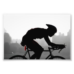 Fotografía urbana en blanco y negro de un ciclista