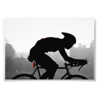 Fotografía urbana en blanco y negro de un ciclista
