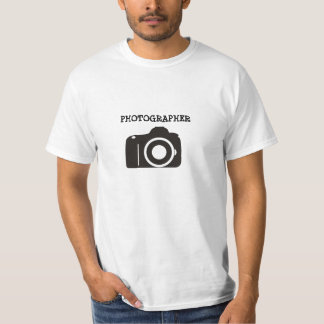 Fotógrafo con la camiseta del valor de la cámara