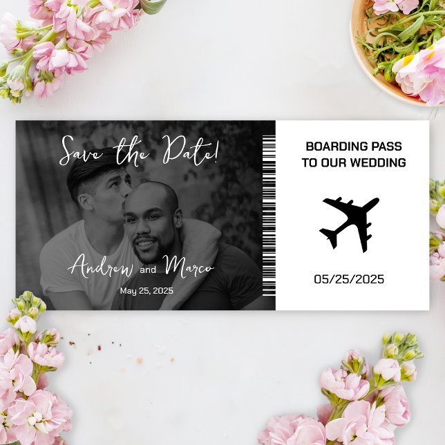 Fotos Boda con tarjeta de embarque Guardar la fech (Black and white boarding pass save the date)