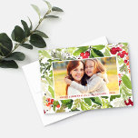 Fotos de color verde de color rojo de navidad<br><div class="desc">Feliz Navidad! Un hermoso diseño de color rojo y verde con hojas y bayas huecas enmarca tu foto favorita de vacaciones. Personalice el elegante y moderno texto personalizado con su apellido y el año.</div>