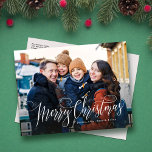Fotos de familia de guiones simples de navidad<br><div class="desc">Esta simple y clásica postal navideña presenta "Feliz Navidad" en escritura al final de una sola foto horizontal. Esta tarjeta de foto navideña es perfecta para ser utilizada como tarjeta de Navidad familiar. La parte posterior de la tarjeta tiene espacio para una segunda foto y un mensaje personalizado más largo...</div>