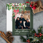 Fotos de Feliz Navidad Holly y Berry Greeneration<br><div class="desc">Elegante sencillez en este diseño de ramo de flores de color agua y berry con una cinta roja, tu foto y el saludo "Feliz Navidad". Simplemente agregue el nombre de su familia y el año en la parte delantera y su mensaje único (o elimine texto en los campos de plantilla)...</div>