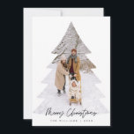 Fotos de la familia de navidad de Feliz Navidad, p<br><div class="desc">Merecidos Navidades. Celebra la temporada con esta tarjeta de fotos de la familia (impresa y/o descarga instantánea), en moderno estilo contemporáneo de escritura suave y romántica, sobre el árbol de navidad. Es totalmente personalizable y personalizado con sus propios mensajes de bienvenida. Es sencillo, fácil, pero moderno, minimalista y festivo. Esta...</div>