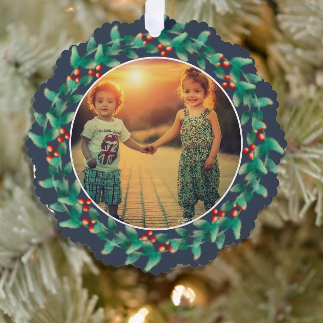 Fotos de las bayas navideñas con tarjeta de orname (Beautiful Merry Christmas photo, winter greenery paper ornament card. You can personalize it.)