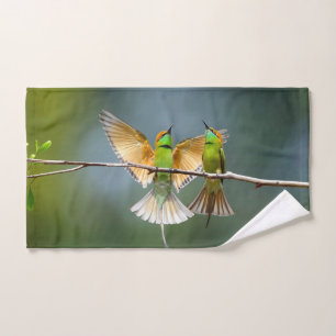 Fotos de pájaros verdes jugueteando en los árboles