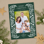 Fotos de verde de invierno blanco de Feliz Navidad<br><div class="desc">Una tarjeta de bienvenida vertical para Navidades de fotografía con un elegante marco verde de invierno blanco sobre un fondo verde oscuro.</div>