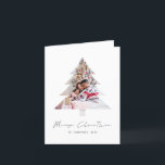Fotos en forma de árbol moderno Feliz Navidad<br><div class="desc">Fotos De Forma De Árbol Moderno Feliz Navidad. Disponible digitalmente e impreso. Feliz Navidad está en un elegante guión. Reemplace fácilmente la imagen de ejemplo con la suya propia y personalice con sus nombres en la parte delantera y salude dentro.</div>