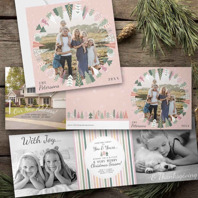 Fotos familiares Tarjeta de vacaciones triple para (Vintage Modern Chic Christmas Trees Circle multi photo family name 2023 card, pink, sage green, cute)