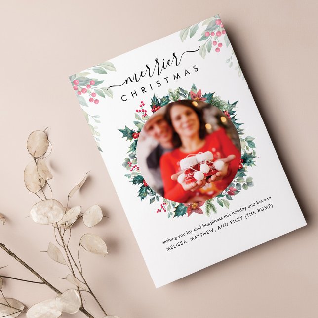 Fotos navideñas de Feliz Invitación de Embarazo (Merry Christmas Greenery Red Berries Photo Greetings Card)