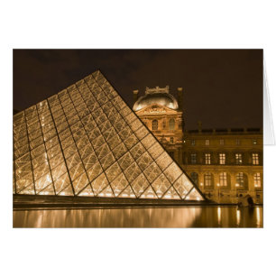 Francia, París. El Louvre a la luz del crepúsculo.