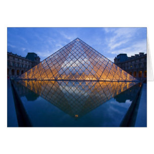Francia, París. El Louvre al crepúsculo. Crédito