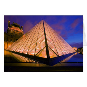 Francia, París. El museo del Louvre al anochecer.