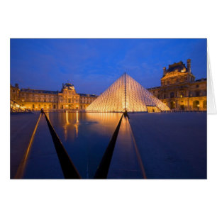 Francia, París. El museo del Louvre al anochecer.