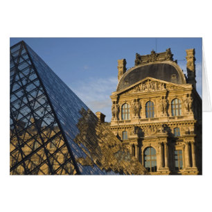 Francia, París, el Museo del Louvre y la Pirámide,