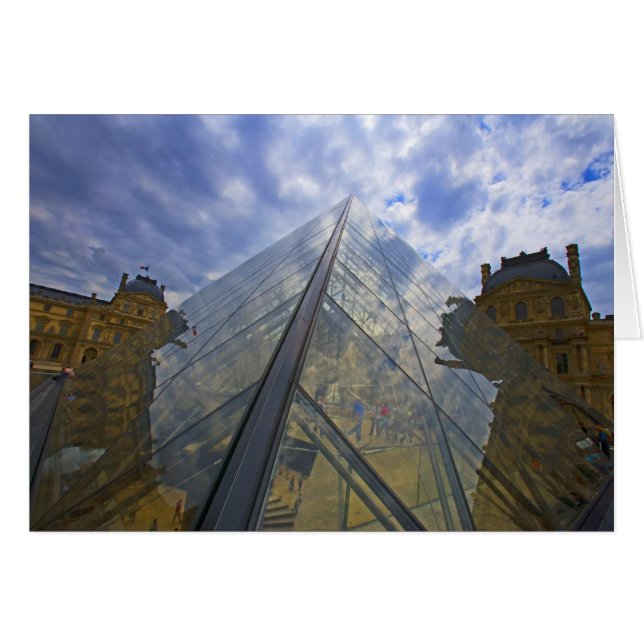 Francia, París. Nubes se reflejan en el Louvre (Anverso (Horizontal))