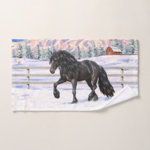 Fraude negro de caballo trotando con nieve