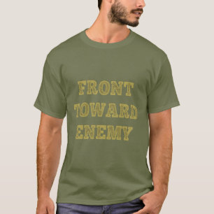 Frente a la camiseta clásica enemiga