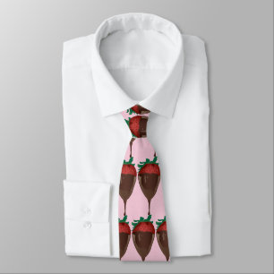 fresa sumergida en corbata de chocolate