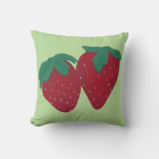 Fresas de fresa roja, dos sobre almohadas verdes