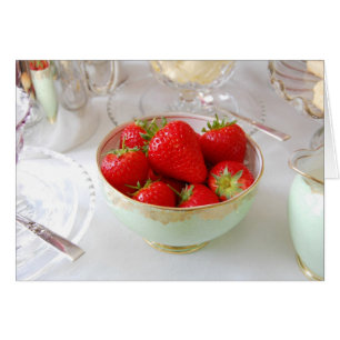 Fresas rojas en el bol vintage.