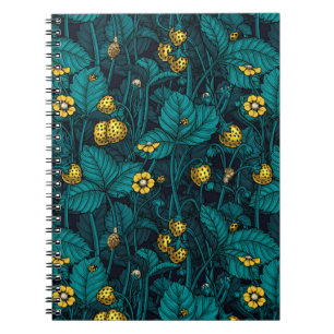 Fresas silvestres, cuaderno amarillo y azul