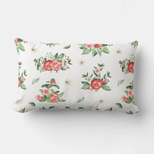 Fruta rosa granada y almohada lumbar en flor