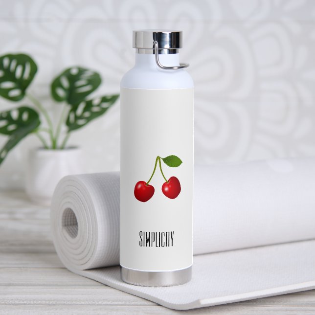 Frutas de cereza rojas en botella de agua blanca (Yoga)