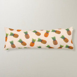 Frutas de piña sobre almohada corporal beige claro