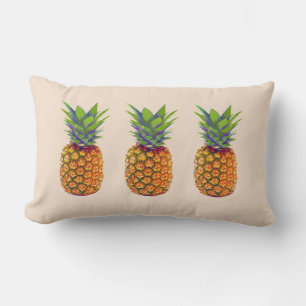 Frutas de piña sobre cojín lumbar beige claro