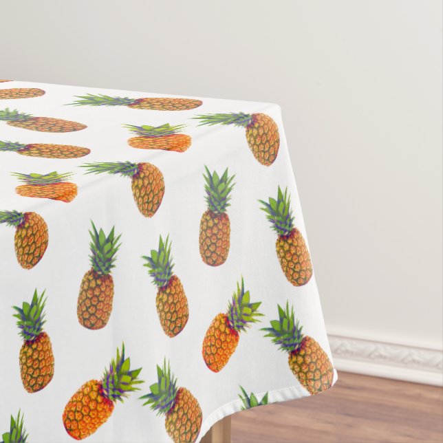 Frutas de piña sobre mantel blanco (In Situ)