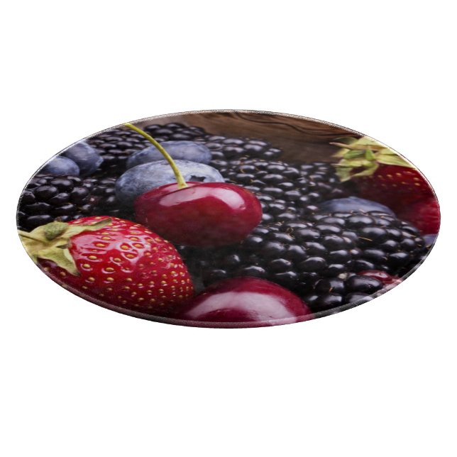 Frutas sabrosas del verano en una tabla de madera (Borde)