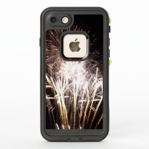 Fuegos artificiales blancos y dorados en celebraci