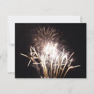 Fuegos artificiales blancos y dorados en celebraci