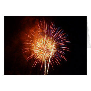 Fuegos artificiales rojos, blancos y azules en Pat