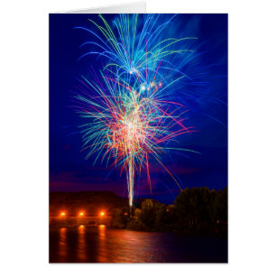 Fuegos artificiales sobre el río