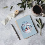 Fun Snowman Snowball - Tarjeta de felicitación nav<br><div class="desc">Una tarjeta de bienvenida limpia, moderna, divertida y clásica para Navidades, para padres, abuelos, familia o amigos. Hombres de nieve y mujeres nevan en una bola de nieve clara y brillante, con saludos en la espalda. Es posible borrar completamente lo que está escrito en la parte posterior de la tarjeta...</div>