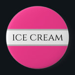 Fun Strawberry ICE CREAM Botón de franjas blancas<br><div class="desc">Este divertido diseño presenta un diseño moderno de fuente negra dentro de una amplia franja blanca central realzada con pinzas sobre un fondo rosa brillante con ICE CREAM escrito a través del diseño. El texto se puede personalizar.</div>