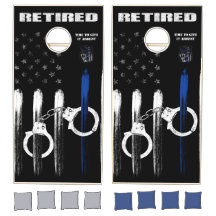 Funcionario retirado le da un juego de agujeros de