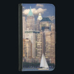 Funda Cartera Para Samsung Galaxy S5 Skyline de Nueva York<br><div class="desc">Fabulosa foto del perfil de la ciudad de Nueva York por la noche. La imagen tiene un barco de vela en el paseo marítimo en primer plano y el fondo está poblado con los muchos edificios y rascacielos brillantes e interesantes. La foto se tomó al atardecer cuando el cielo nocturno...</div>